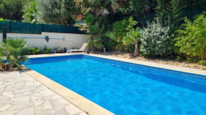 Villa spacieuse à Agde avec piscine et jardin.